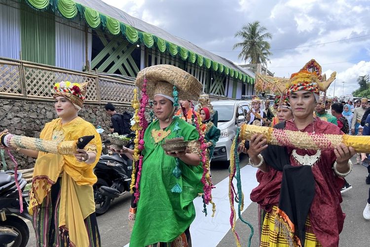 Komunitas bissu melakukan penyambutan adat calon mempelai laki-laki pada sebuah acara pernikahan adat di Soppeng, Sulawesi Selatan, Minggu (17/7/2022).