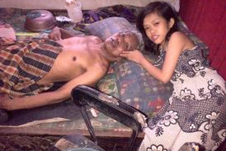 Miranda, bocah berusia 10 tahun merawat bapaknya Andi Sukri  Sondo (55) yang lumpuh akibat stroke.  
