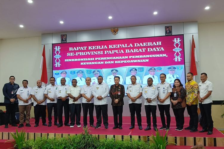 Pj Gubernur Papua Barat Daya Dalam Kesempatan Mengikuti Rapat Kerja Kepala Daerah