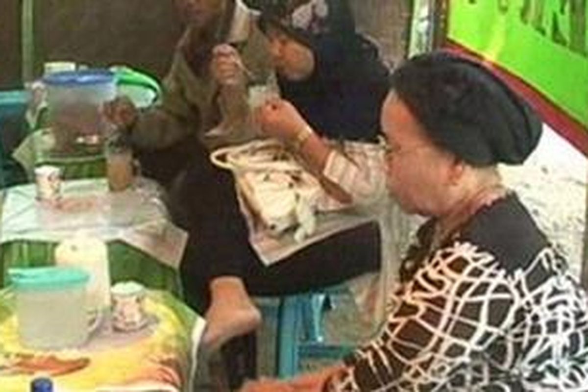 Es kelapa madu plus susu dan gula merah diminati warga Polewali sebagai salah satu sajian buka puasa yang sehat dan mebuat badan bugar.