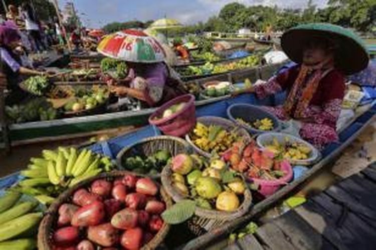 Pasar terapung Sungai Martapura di pusat Kota Banjarmasin, Kalimantan Selatan, 23 Maret 2014. Berbeda dengan pasar terapung lainnya di Kalsel, pasar terapung yang baru ada setahun ini sengaja diadakan tiap minggu pagi berbarengan dengan kegiatan car free day.