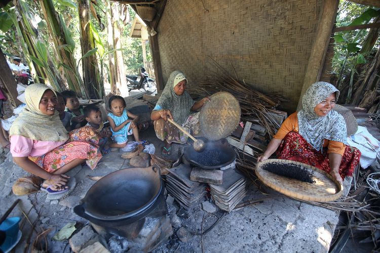 Ibu-ibu memasak biji kopi di Desa Wisata Bonjeruk, Lombok Tengah, NTB, Jumat (2/8/2019). Berbagai atraksi budaya serta agrowisata menjadi daya tarik tempat ini.