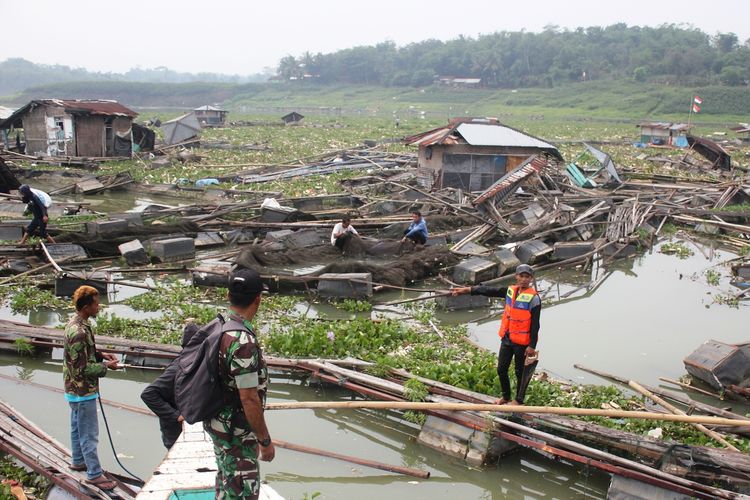 Kondisi kolam jaring apung di Waduk Cirata Blok Coklat Desa Cikidangbayabang, Kecamatan Mande, Kabupaten Cianjur, Jawa Barat yang porak poranda akibat diterjang banjir bandang Sungai Cisokan, Minggu (15/12/2019)