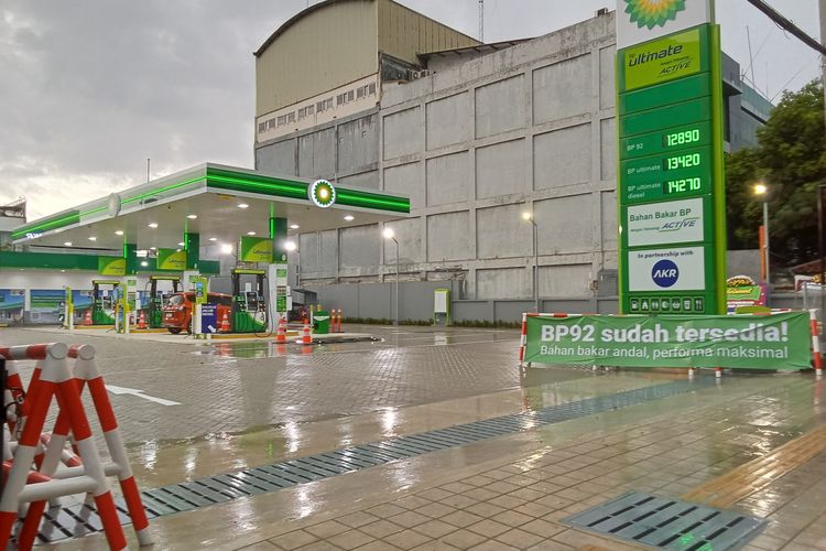 Stok BBM di SPBU swasta BP-AKR Tomang Raya, Jakarta Barat kembali tersedia seluruhnya untuk RON 92 maupun 95 pada Kamis (30/10/2025)