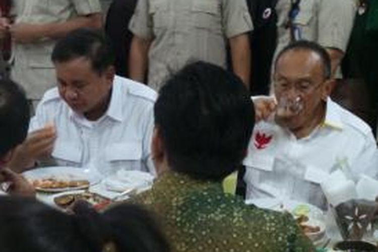Calon presiden Prabowo Subianto dan Ketua Umum Partai Golkar Aburizal Bakrie beserta rombongan,  berbuka puasa di Rumah Makan Ampera, Kabupaten Bandung, Jawa Barat, Kamis (3/7/2014).