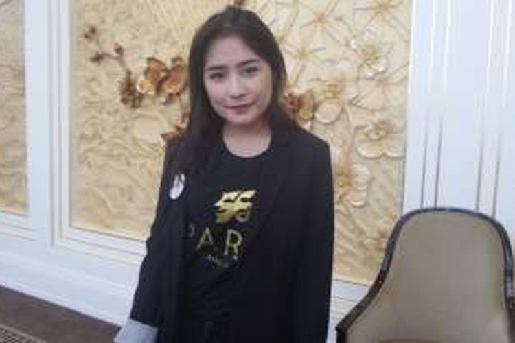 Prilly Latuconsina usai pelantikan Parfi 56 di Four Season Hotel, Jakarta Selatan, Senin (24/10/2016).