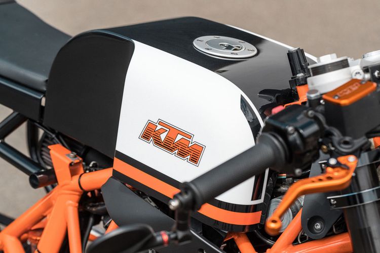 Motor custom KTM Duke 690 bergaya cafe racer