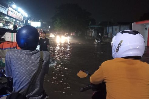 Banjir di Pertigaan Jalan Aria Putra Ciputat, Sudah Satu Jam Kendaraan Terjebak Macet