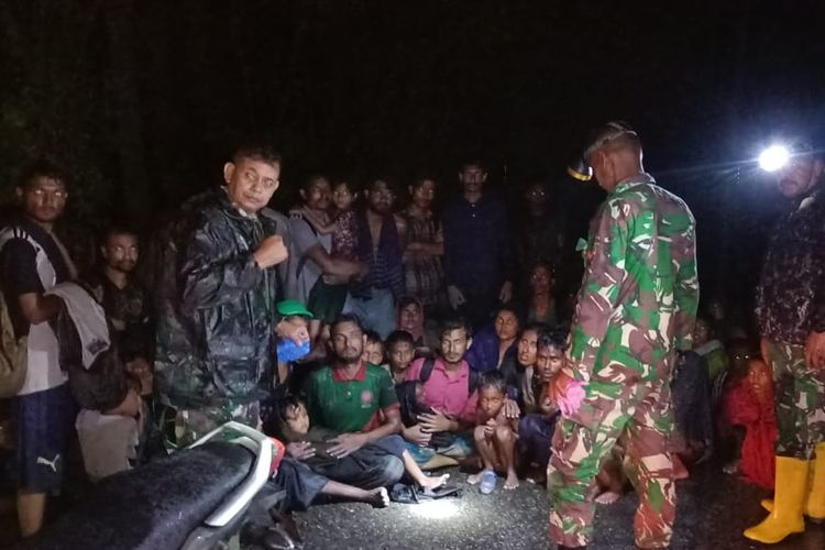 Ratusan etnis Rohingya mendarat di  Gampong (Desa) Blang Raya, Laweung, Kabupaten Pidie, Minggu (10/12/2023). 