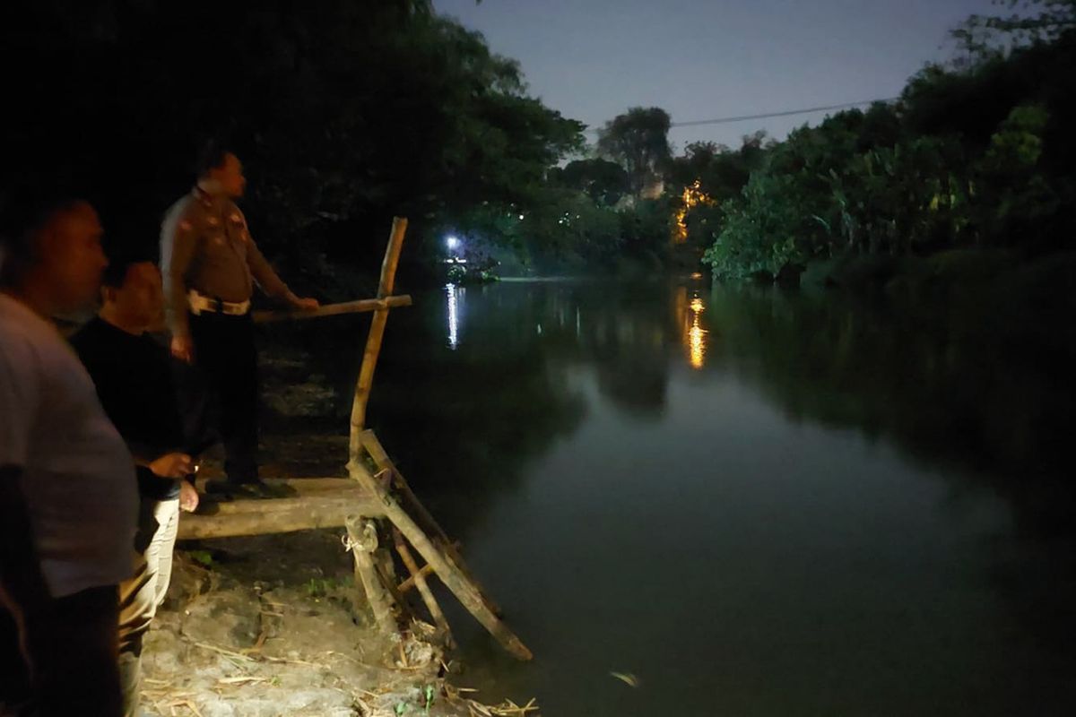 Lokasi tenggelamnya bocah berinisial ADK di sungai yang mengaliri Desa Kedunganyar, Kecamatan Wringinanom, Gresik, Jawa Timur,
