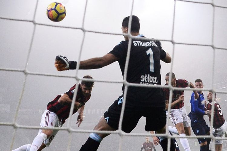 Patrick Cutrone mencetak gol pembuka AC Milan ke gawang Lazio pada laga Serie A di San Siro, Minggu (28/1/2018). Gol itu berbau kontroversi karena terlebih dahulu mengenai lengan Cutrone. 