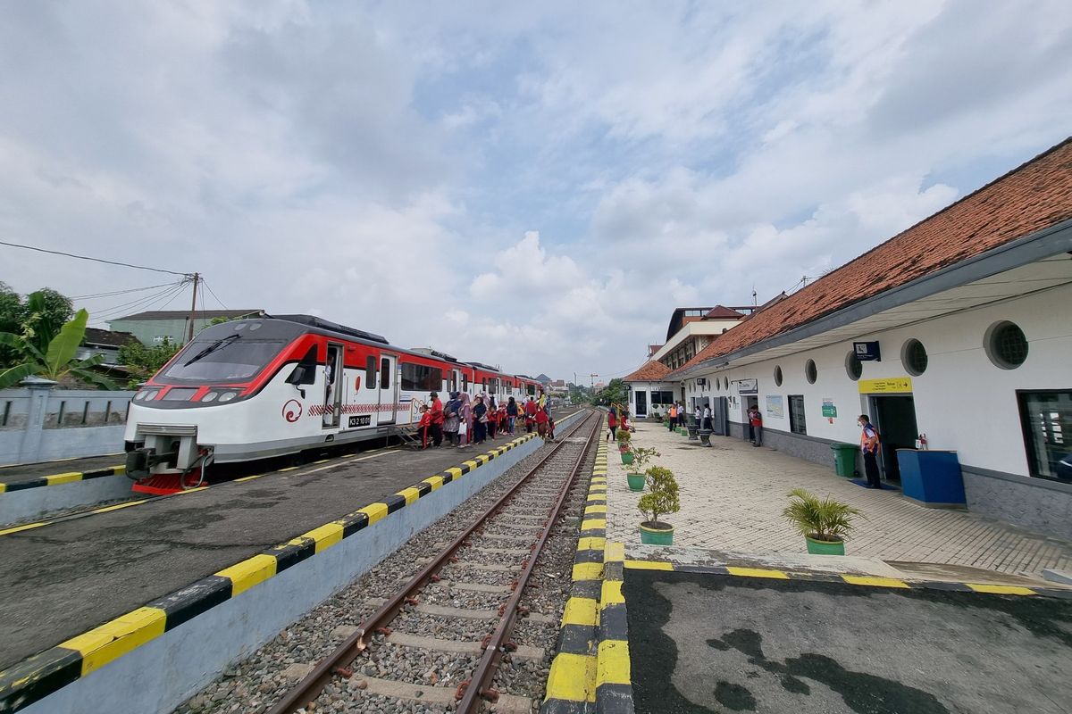 Menikmati Perjalanan dengan KA Perintis Batara Kresna, Transportasi Wisata Aman di Tengah Kota Solo