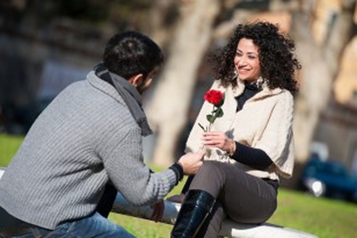 Kini perempuan lebih suka pria yang mapan, berpendidikan tinggi dan bukan pemabuk. Bagaimana dengan pria romantis?