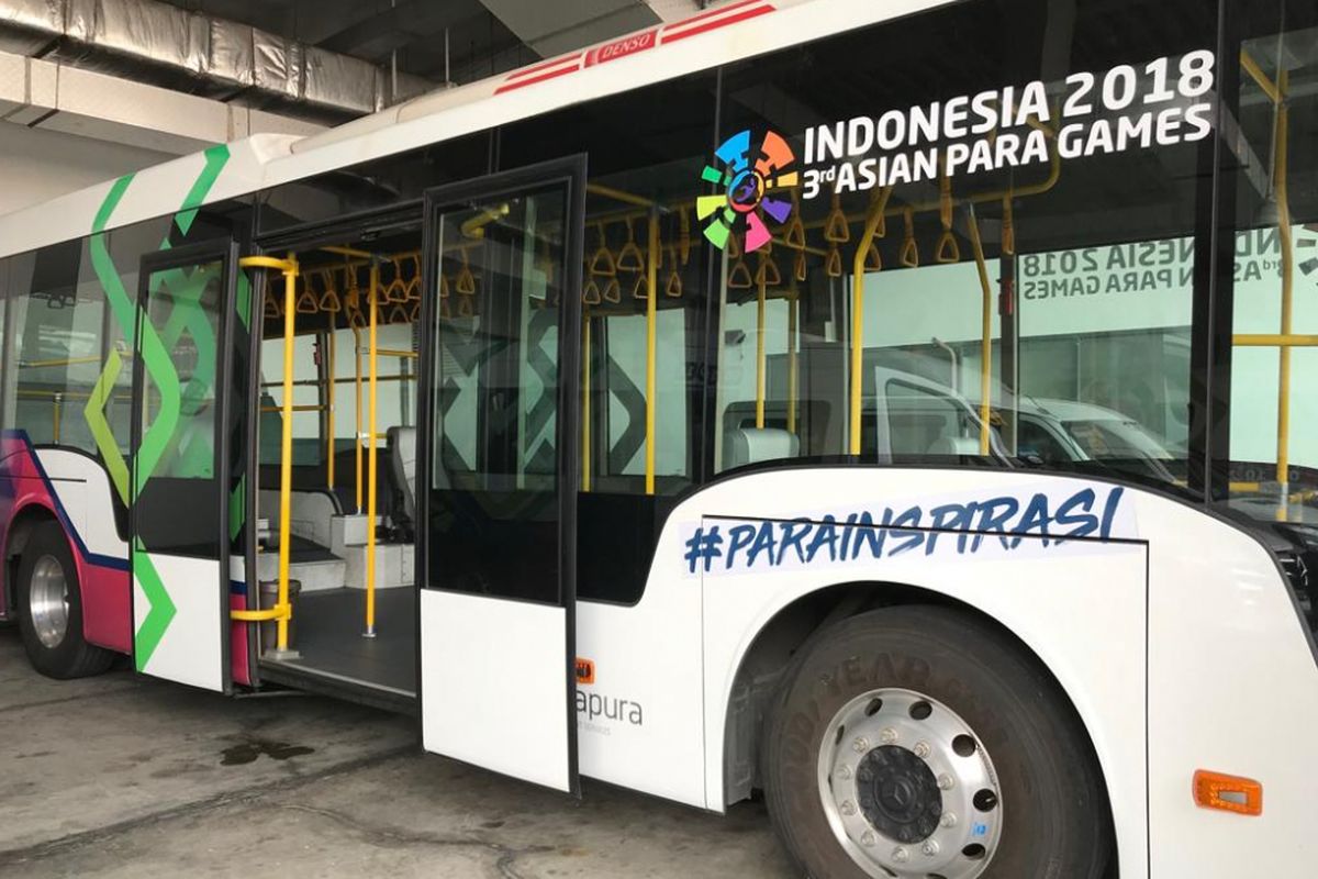Tampak sejumlah kendaraan yang akan digunakan untuk menyambut atlet Asian Para Games 2018 di Bandara Soekarno-Hatta, Tangerang, Selasa (25/9/2018). Kendaraan tersebut di antaranya ambulift, sprinter car, dan bus low deck yang dimodifikasi untuk memfasilitasi atlet dengan kursi roda.