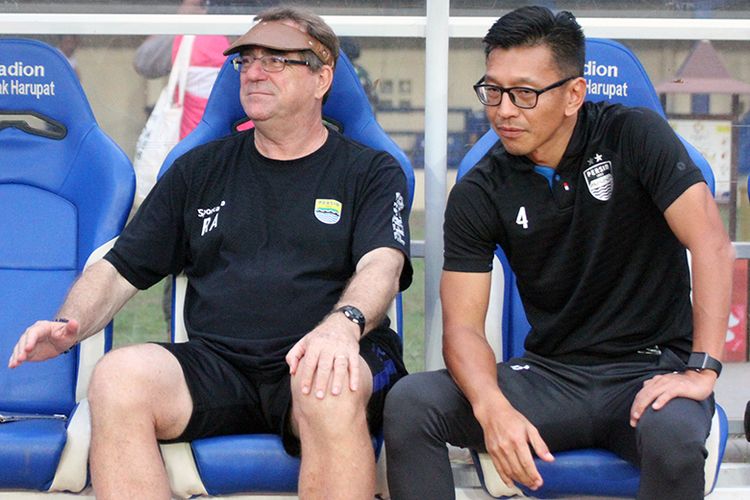 Direktur PT PBB, Teddy Tjahyono (kanan), bersama pelatih Persib, Robert Rene Alberts (kiri). 