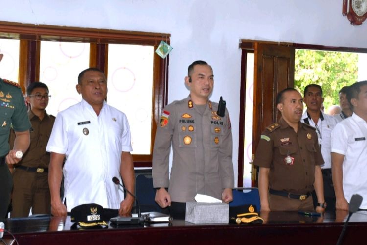 Wakil Bupati MBD Agustinus L. Kilikily, Kapolres MBD AKBP Pulung Wietono, Dandim 1511 Pulau Moa  Letkol Inf. Galih Perkasa, Kajari MBD yang diwakilkan Kasie Intel Henry E. Tewernussa dalam Rapat Pleno Terbuka Peyusunaan dan Penetapan Daftar Pemilih Sementara (DPS) Tingkat Kabupaten MBD Pemilihan Umum Tahun 2024, di Ruang Rapat Kantor Bupati MBD, Rabu (5/4/2023).