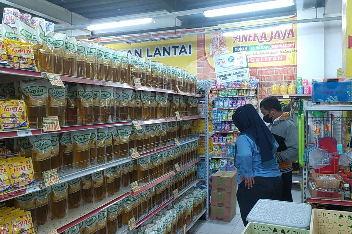 Saat pembeli di Aneka Jaya Semarang melihat harga minyak goreng kemasan setelah HET dicabut