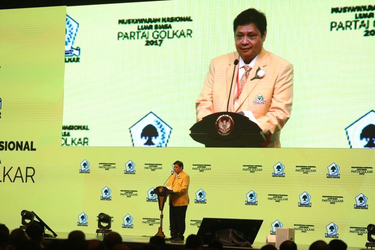 Airlangga Hartarto memberikan sambutan saat acara Musyawarah Nasional Luar Biasa (Munaslub) Partai Golkar di JCC, Senayan, Jakarta, Senin (18/12/2017). Munaslub ini dilakukan untuk memilih ketua umum baru Partai Golkar yaitu Airlangga Hartarto untuk menggantikan Setya Novanto yang menjadi tersangka kasus pidana korupsi KTP elektronik.