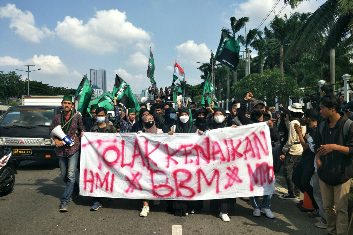 Mahasiswa menggelar aksi demonstrasi menolak kenaikan harga BBM di depan Gedung DPR/MPR RI, Jakarta Pusat, Selasa (6/9/2022). 