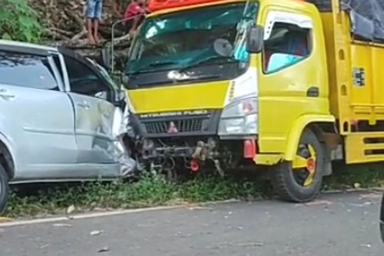 Foto: Kecelakaan lalu lintas yang melibatkan mobil truck Mitsubishi dan mobil mini bus XENIA di Riipua, Desa Dobo, Kecamatan Mego, Kabupaten Sikka, NTT, Jumat (10/6/2022).