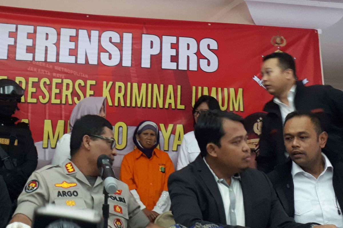 Tersangka penculikan seorang anak bernama Anisa di wilayah Bekasi berinisial AG (55). Ia mengenakan rompi tahanan berwarna oranye di Polda Metro Jaya, Senin (15/4/2019).