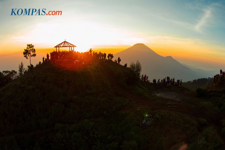 KEINDAHAN ALAM INDONESIA - Matahari terbit di belakang Gunung Sundoro terlihat dari Bukit Sikunir, Dataran Tinggi Dieng, Wonosobo, Jawa Tengah, Sabtu (1/11/2014).
