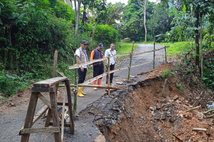 Jalan penghubung 2 desa di Kecamatan Sindangkerta, Kabupaten Bamdung Barat terputus setelah tergerus longsor, Selasa (4/10/2022).