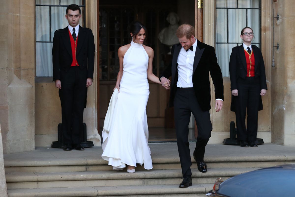 Pengantin baru Pangeran Harry, Duke of Sussex, dan Meghan Markle, Duchess of Sussex, meninggalkan Windsor Castle di  Windsor pada 19 Mei 2018 untuk menghadiri resepsi di Frogmore House.  / AFP PHOTO / POOL / Steve Parsons