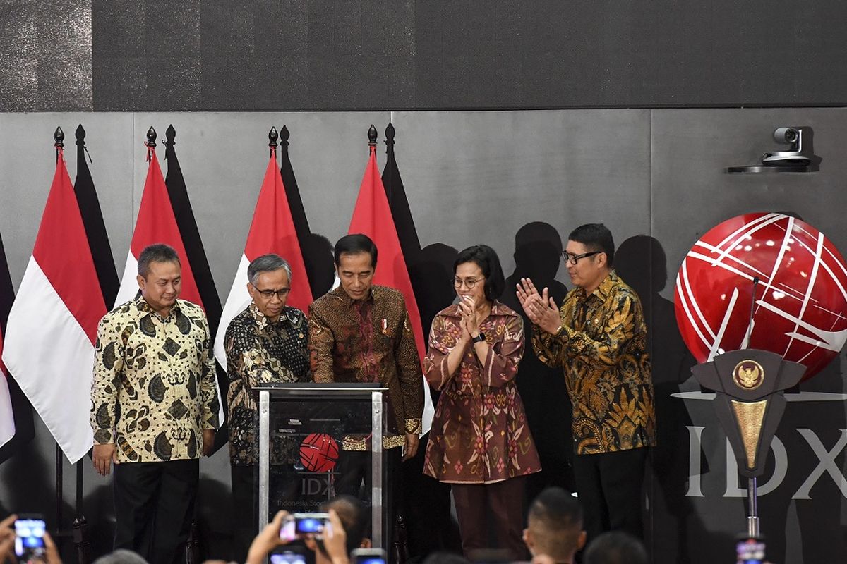 Presiden Joko Widodo (tengah) didampingi Menteri Keuangan Sri Mulyani ((kedua kanan), Ketua Dewan Komisioner OJK Wimboh Santoso (kedua kiri), Direktur Utama Bursa Efek Indonesia (BEI) Inarno Djajadi (kanan) dan Kepala Eksekutif Pengawas Pasar Modal OJK Hoesen (kiri) membuka perdagangan saham tahun 2020 di gedung BEI, Jakarta, Kamis (2/1/2020). Pada awal perdagangan pertama tahun 2020, Indeks Harga Saham Gabungan (IHSG) dibuka naik 0,22 persen atau 13,59 poin di level 6.313,13. ANTARA FOTO/Hafidz Mubarak A/wsj.