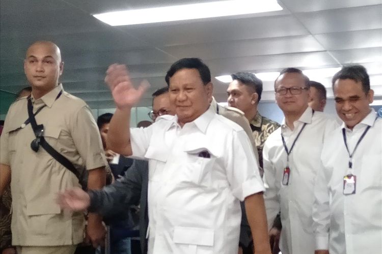 Prabowo Subianto terlihat di Stasiun MRT Lebak Bulus Jakarta Selatan Sabtu (13/7/2019)