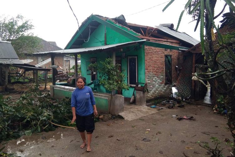 4 rumah rusak akibat puting beliung di Sumbawa 