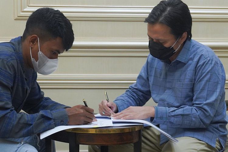 Buyung menandatangani kontrak disaksikan CEO Barito Putera Hasnuryadi Sulaiman. 