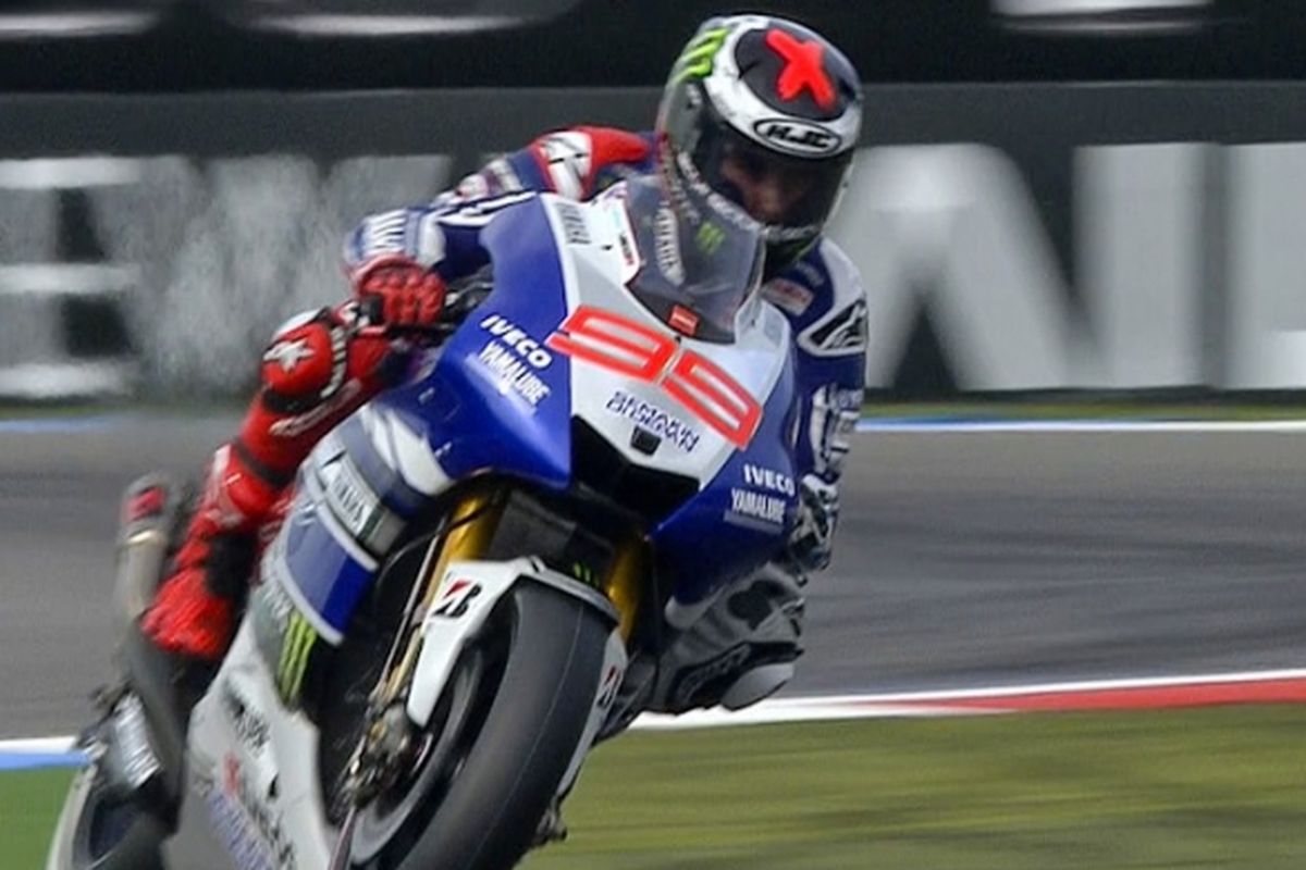Pebalap Yamaha asal Spanyol, Jorge Lorenzo, memacu motornya pada sesi pemanasan GP Belanda, Sabtu (29/6/2013). Sekitar sehari sebelumnya, Lorenzo menjalani operasai collarbone kiri selama dua jam.