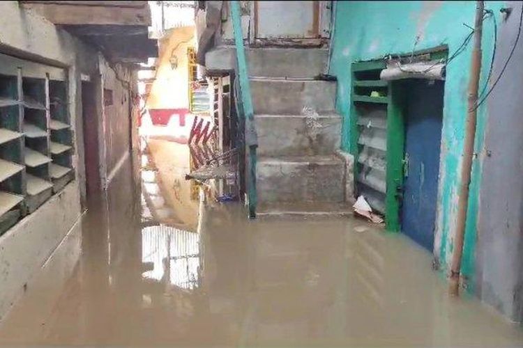 Permukiman warga RW 03, Kelurahan Cawang yang terdampak banjir luapan Kali Ciliwung, Kramat Jati, Jakarta Timur, Kamis (30/11/2023) 