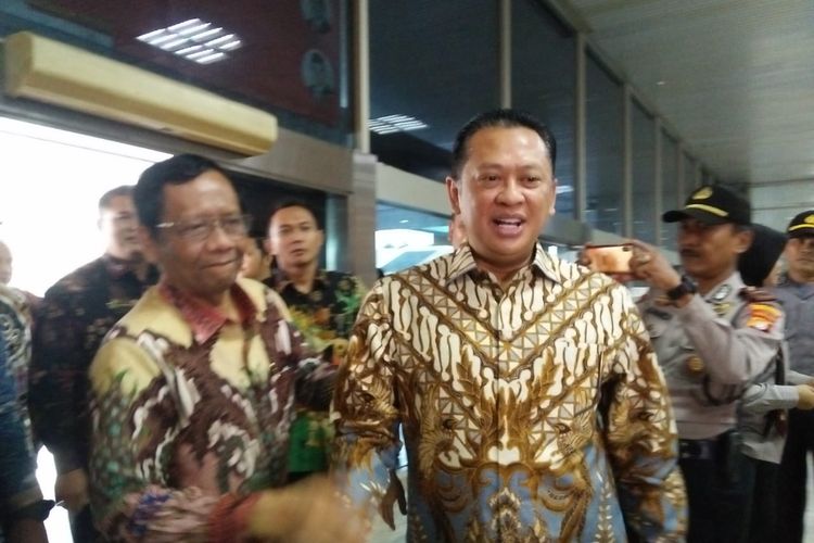 Ketua MPR Bambang Soesatyo dan Menko Polhukam Mahfud MD di Kompleks Parlemen, Senayan, Jakarta, Senin (24/2/2020).
