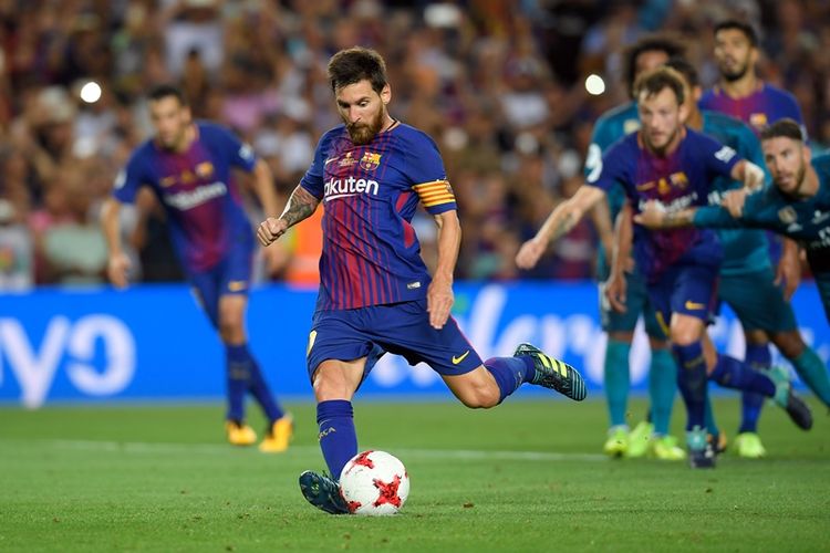 Penyerang Barcelona asal Argentina, Lionel Messi, mengeksekusi penalti dalam pertandingan leg pertama Piala Super Spanyol di Camp Nou, Minggu (13/8/2017). Real Madrid menang 3-1.