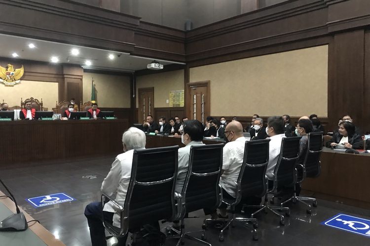 Lima terdakwa kasus dugaan korupsi terkait izin ekspor minyak sawit mentah atau crude palm oil (CPO) dalam persidangan di Pengadilan Tindak Pidana Korupsi (Tipikor) pada Pengadilan Negeri (PN) Jakarta Pusat, Rabu (21/12/2022).