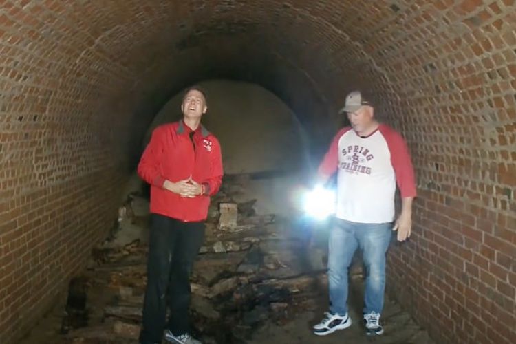 Gary Machens memberikan tur terowongan yang baru ditemukannya dalam acara dengan saluran tv Fox 2 St. Louis.