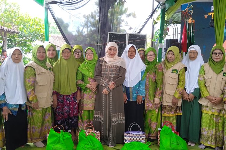 Khofifah Indar Parawansa (tengah) bersama pengurus Muslimat di sela-sela kegiatan Pengajian Rutin Ahad Wage dan Doa Bersama Muslimat NU dan Fatayat NU Cabang Nganjuk di Kecamatan Gondang, Kabupaten Nganjuk, Jawa Timur, Minggu (12/1/2025)