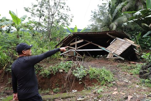 Tinjau Lokasi Longsor, Bupati Purworejo Janji Bangun Kembali Rumah Warga yang Terdampak