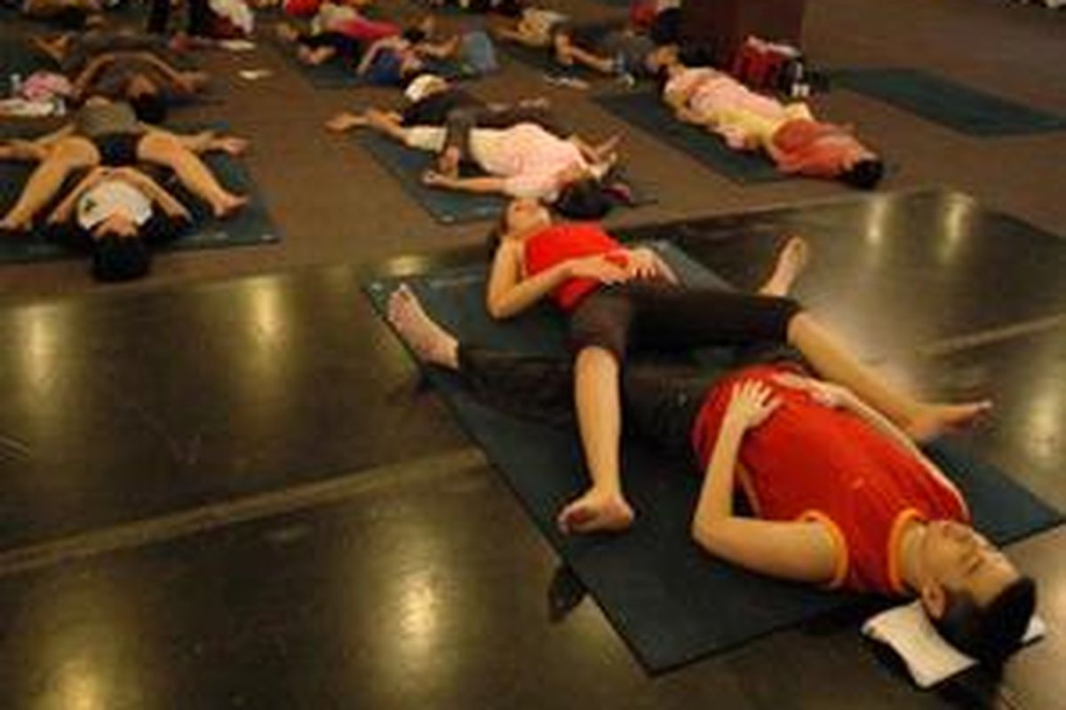 Gerakan meditasi diperagakan instruktur yoga di The Occasion, Dharmawangsa Square The City Walk. 