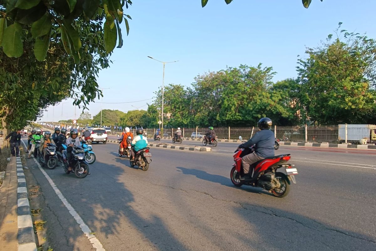 Pengendara motor nekat melawan arus di Jalan I Gusti Ngurah Rai arah Klender, Duren Sawit, Jakarta Timur, menuju Kota Bekasi, Kamis (24/8/2023) sore.
