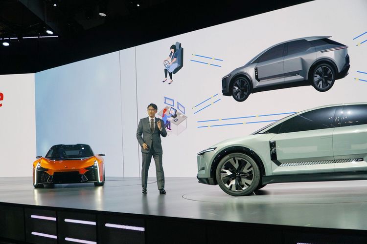 Koji Sato, CEO Toyota Motor Corporation saat presentasi di booth Toyota pada Japan Mobility Show 2023