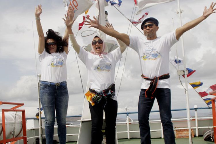 Gubernur NTT Viktor B Laiskodat (kanan), Dirut PT ASDP Indonesia Ferry (Persero) Ira Puspadewi (tengah) dan Direktur Pelayanan dan Fasilitas PT. ASDP Indoneia Ferry (Persero) Christine Hutabarat berpose bersama sambil melompat di atas kapal Wisata KMP Komodo saat peluncuruannya di Labuan Bajo Manggarai Barat, NTT, Sabtu (1/12/2018). Kapal wisata milik PT. Angkutan Sungai Danau dan Penyeberangan (ASDP) Indonesia Ferry tersebut ditargetkan akan mulai beroperasi pada 12 Desember 2018 dengan harga tiket per orang mencapai Rp 800.000, dan diluncurkan guna mendukung kunjungan wisatawan di Taman Nasional Komodo (TNK).