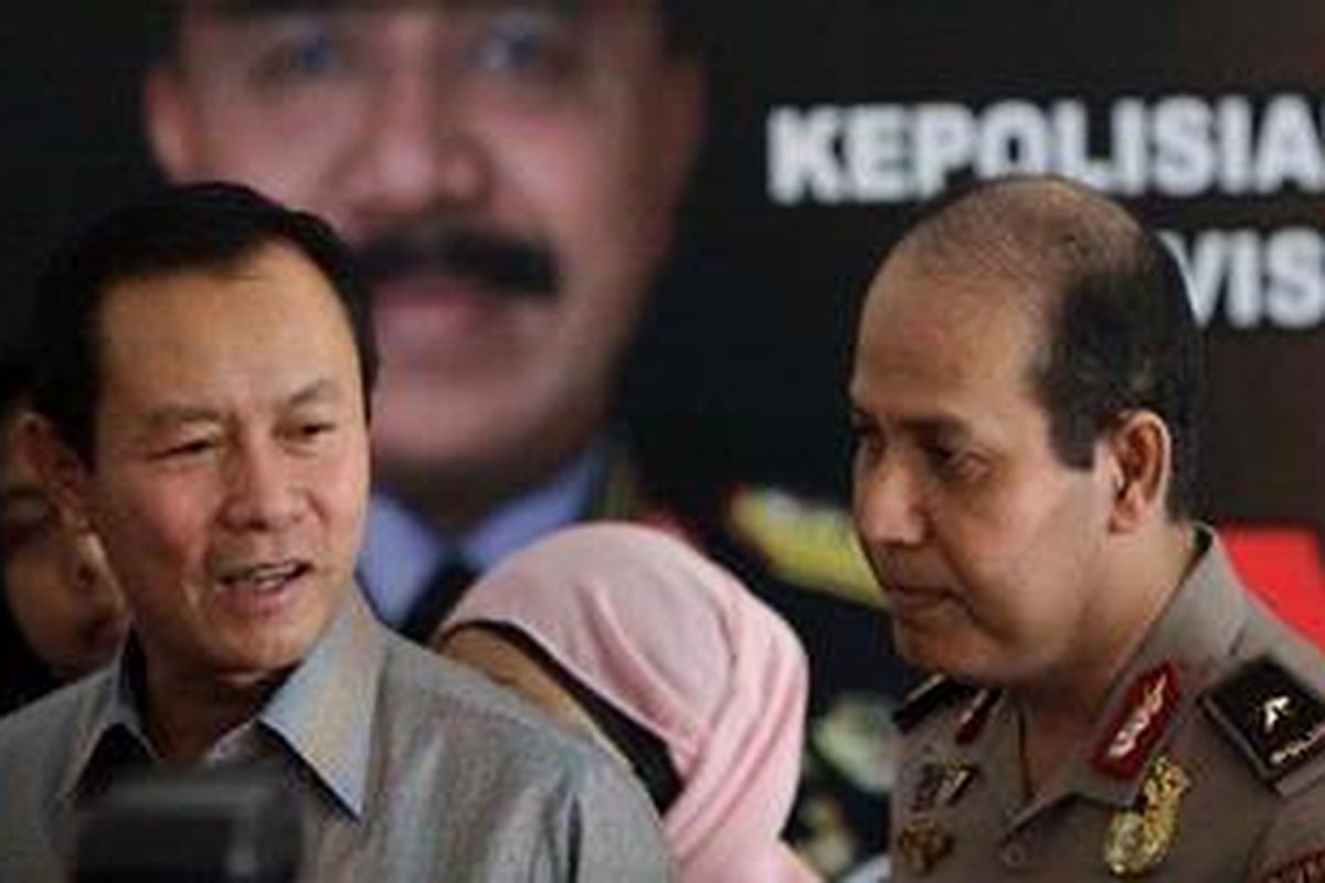 Kepala Bareskrim Mabes Polri, Irjen Polisi Sutarman (kiri), bersama Kepala Biro Penerangan MasyarakatPolri, Brigjen PolisiBoy Rafli Amar, menyampaikan keterangan seputar kasus dugaan korupsi pengadaan simulator SIM di Mabes Polri, Jumat (3/8/2012). 