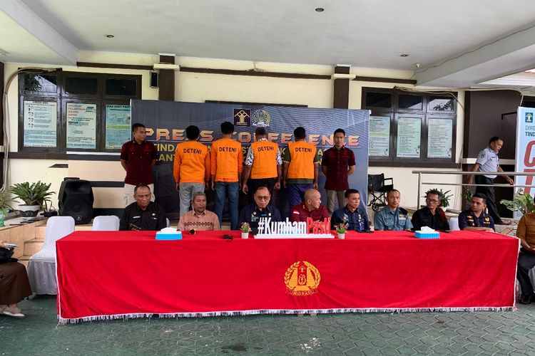 Konferensi pers deportasi terhadap empat warga negara asal Sri Lanka yang diduga menambang emas selama di Gorontalo, di Ruang Detensi Kantor Imigrasi Kelas I TPI Gorontalo, Kamis (14/3/2024).