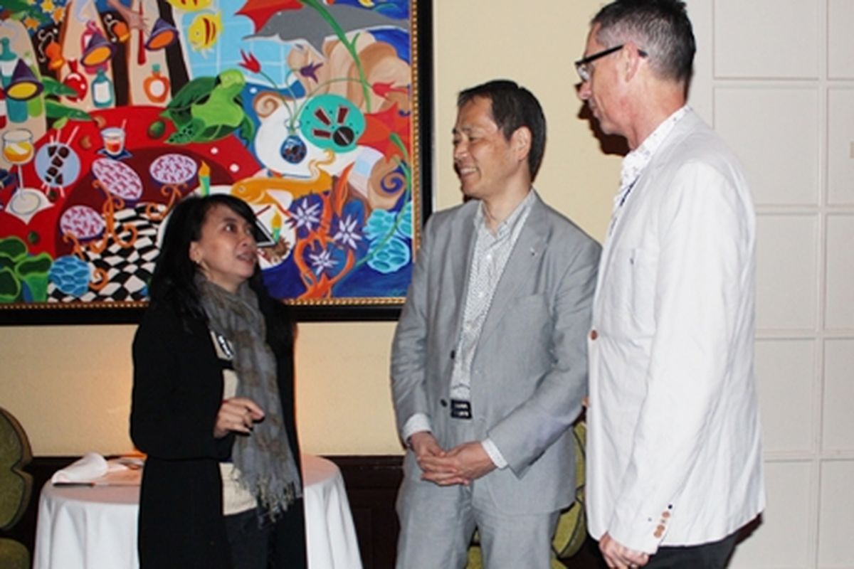 Widyawati Soedigdo (kiri) berbincang dengan LS Chief Engineer Hideki Watanabe (tengah) dan Vice President Lexus Asia-Pacific Paul Carroll (kanan)