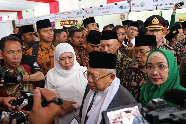 Wakil Presiden RI Maruf Amin, saat mengunjungi bazar Santri Digital Fest usai membuka Rapat Kerja Nasional (Rakernas) Ikatan Pelajar Putri Nahdlatul Ulama (IPNNU), di Pesantren Bahrul Ulum Tambakberas, Jombang, Jawa Timur, Kamis (23/1/23).