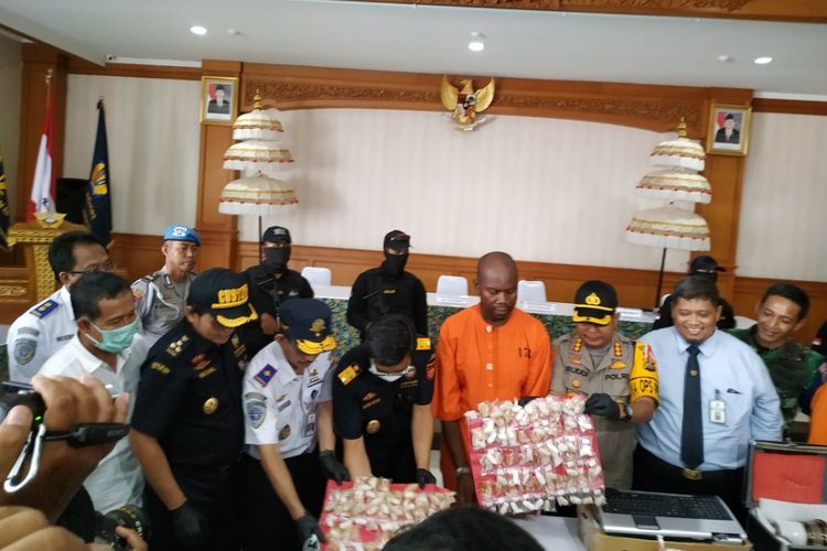 warga negara Tanzania berinisial Abdurahman alias ARA (baju orange)  menunjukkan barang bukti narkoba yang coba diselundupkan ke Bali