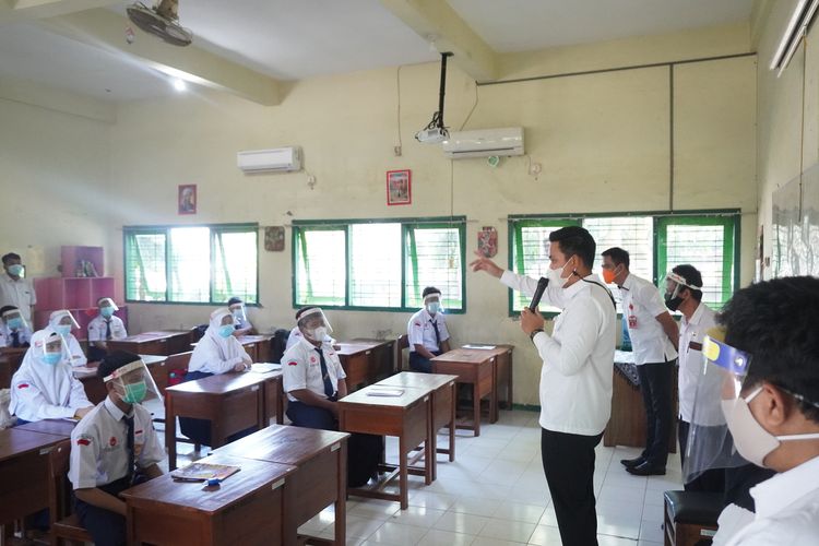 Bupati Kendal, Dico M. Ganinduto, saat berada di SMPN 1 Weleri Kendal. KOMPAS.COM/DOK. PEMKAB. KENDAL